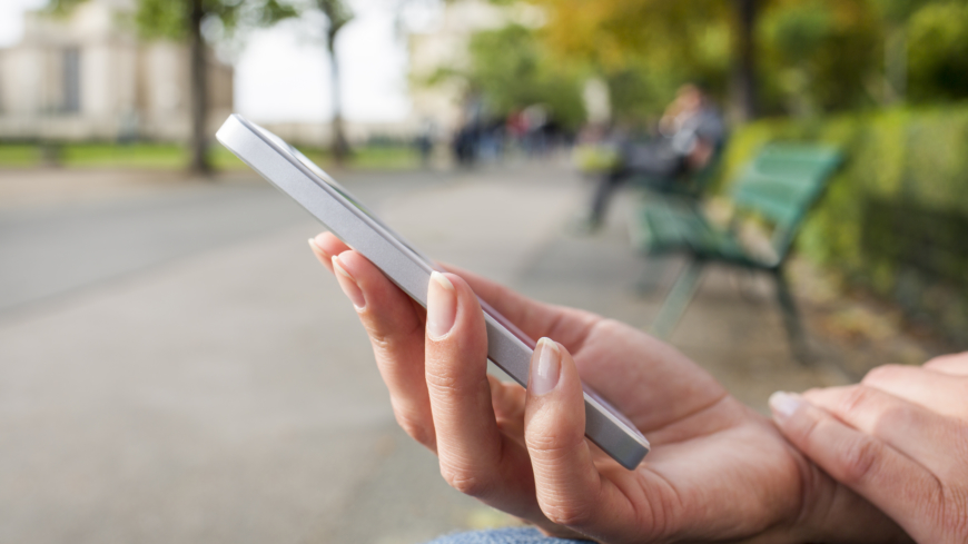 För den som är anmäld till sms-livräddarregistret kommer ett sms om man befinner sig i närheten av ett plötsligt hjärtstopp. Foto: Shutterstock